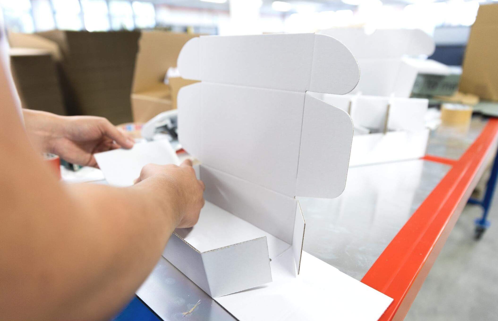 Aufbau von einem weißen unbedruckten Fefco 0427 Aufbau von einem weißen unbedruckten Fefco 0427